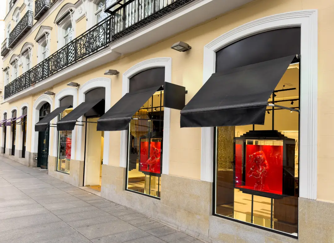 Façade vitrine de magasin en aluminium sur mesure à Saint-Bonnet-de-Mure